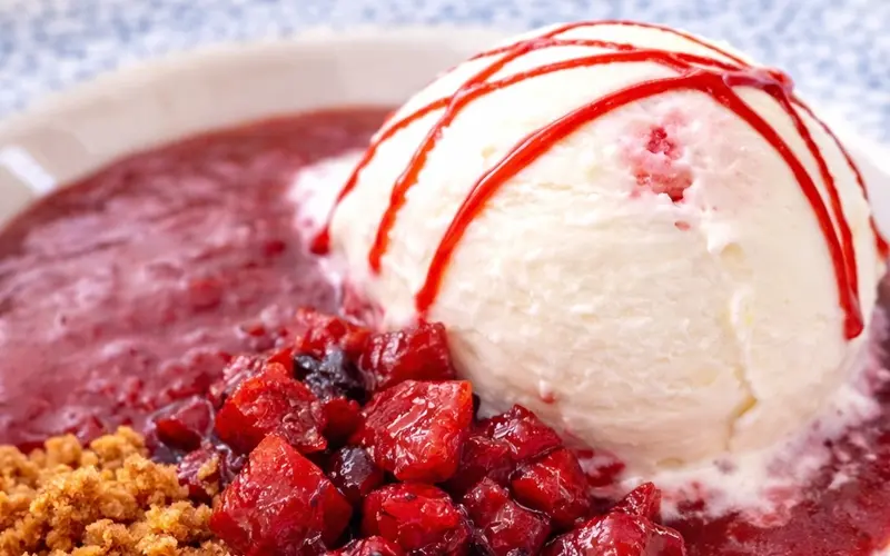 Sopa dulce cereza con helado Sopa dulce de cereza y fresa con helado de La Cantina Sixtina